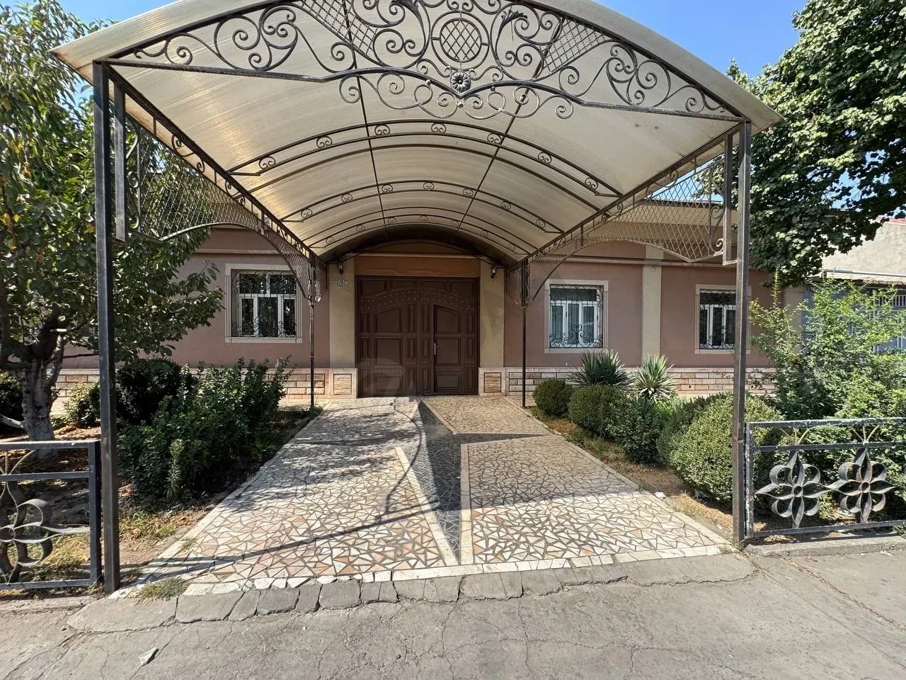 Chilonzor rayonida. Suv. Svet. Gaz. Kanalizatsiya bor. Abu Saxiy va Bekbaraka bozoriga 1.5 km. - Cover Photo