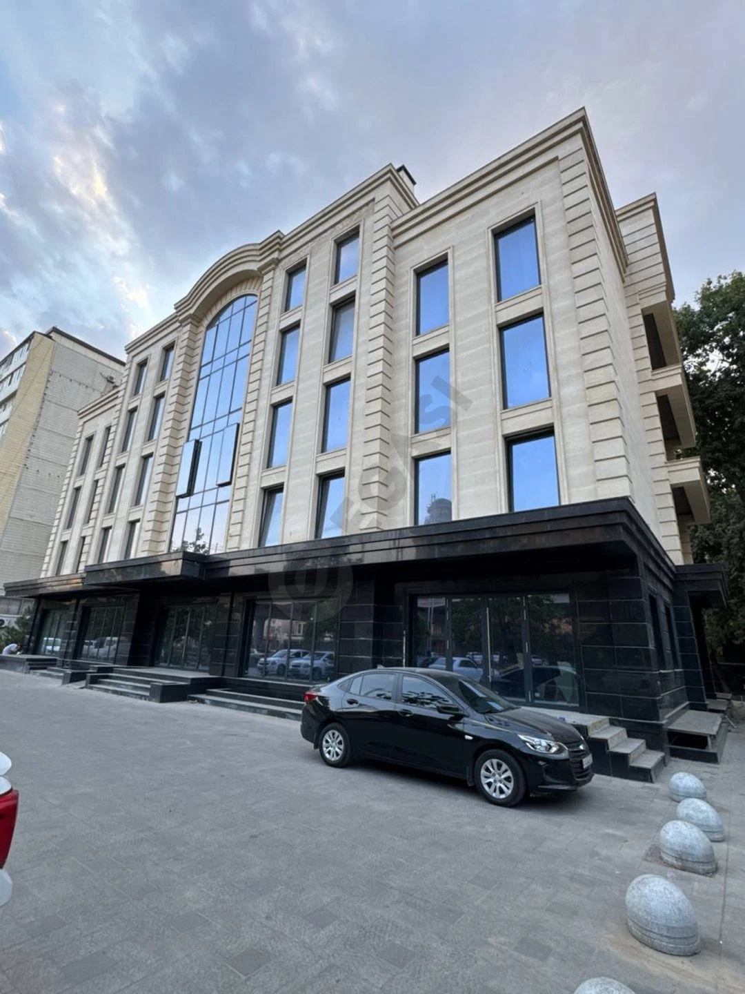 Ликвидное отдельно стоящее здание в центре города . - Cover Photo