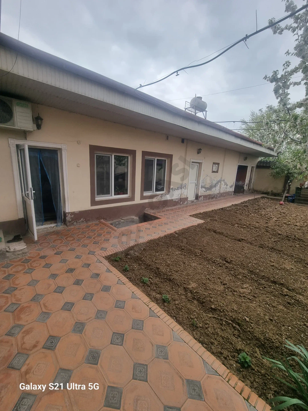 Hovli sotiladi - Cover Photo