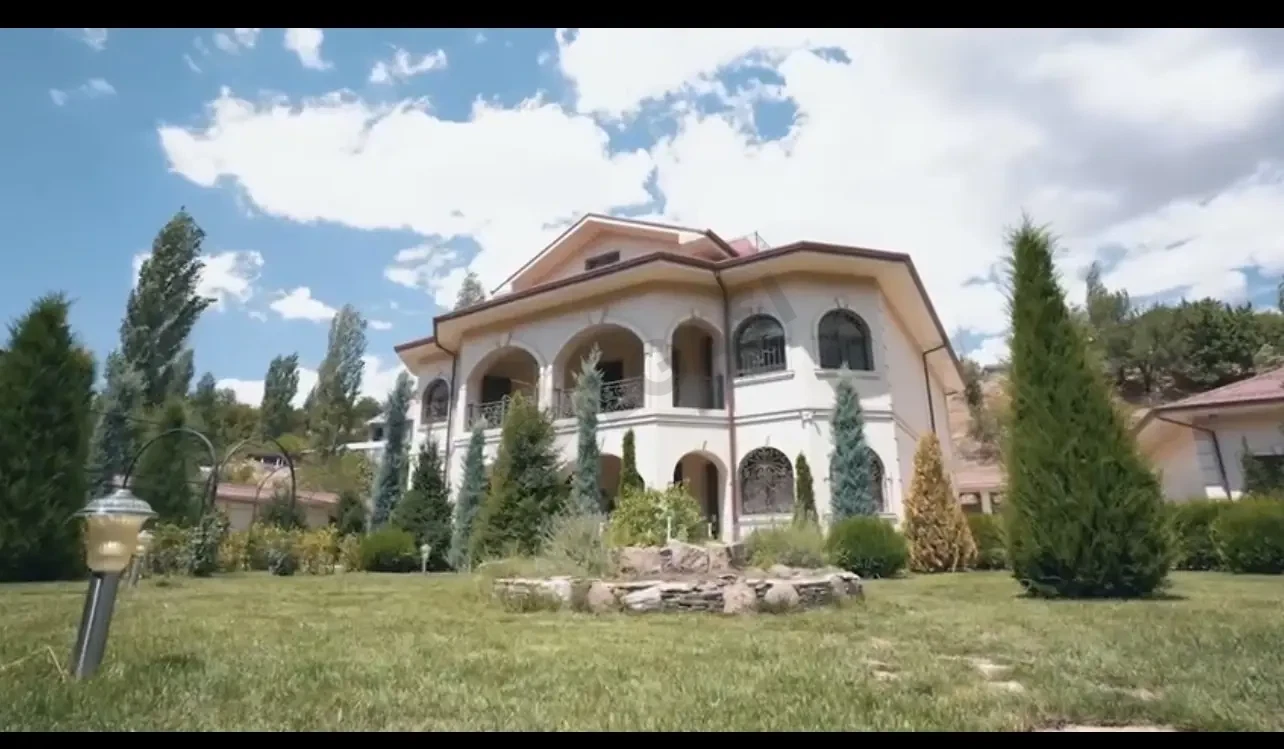 GARDEN HOUSE - Cover Photo