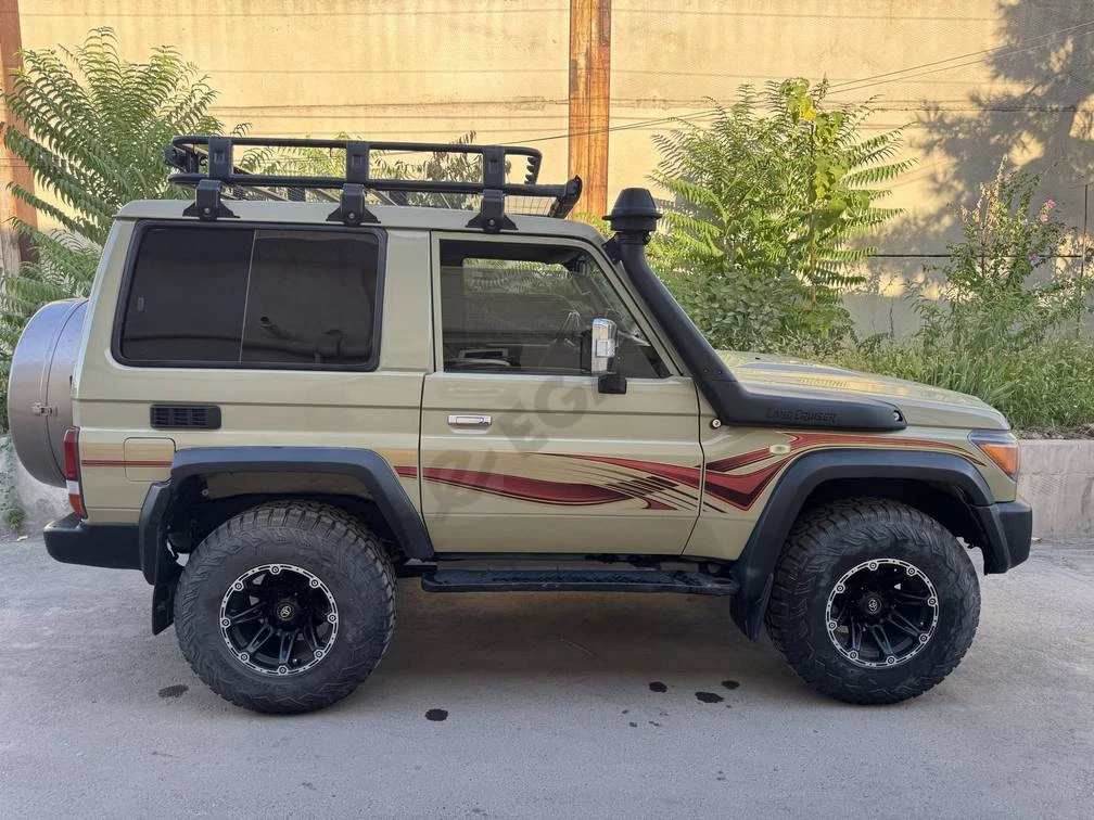 Toyota Land Cruiser, 1990 - Cover Photo