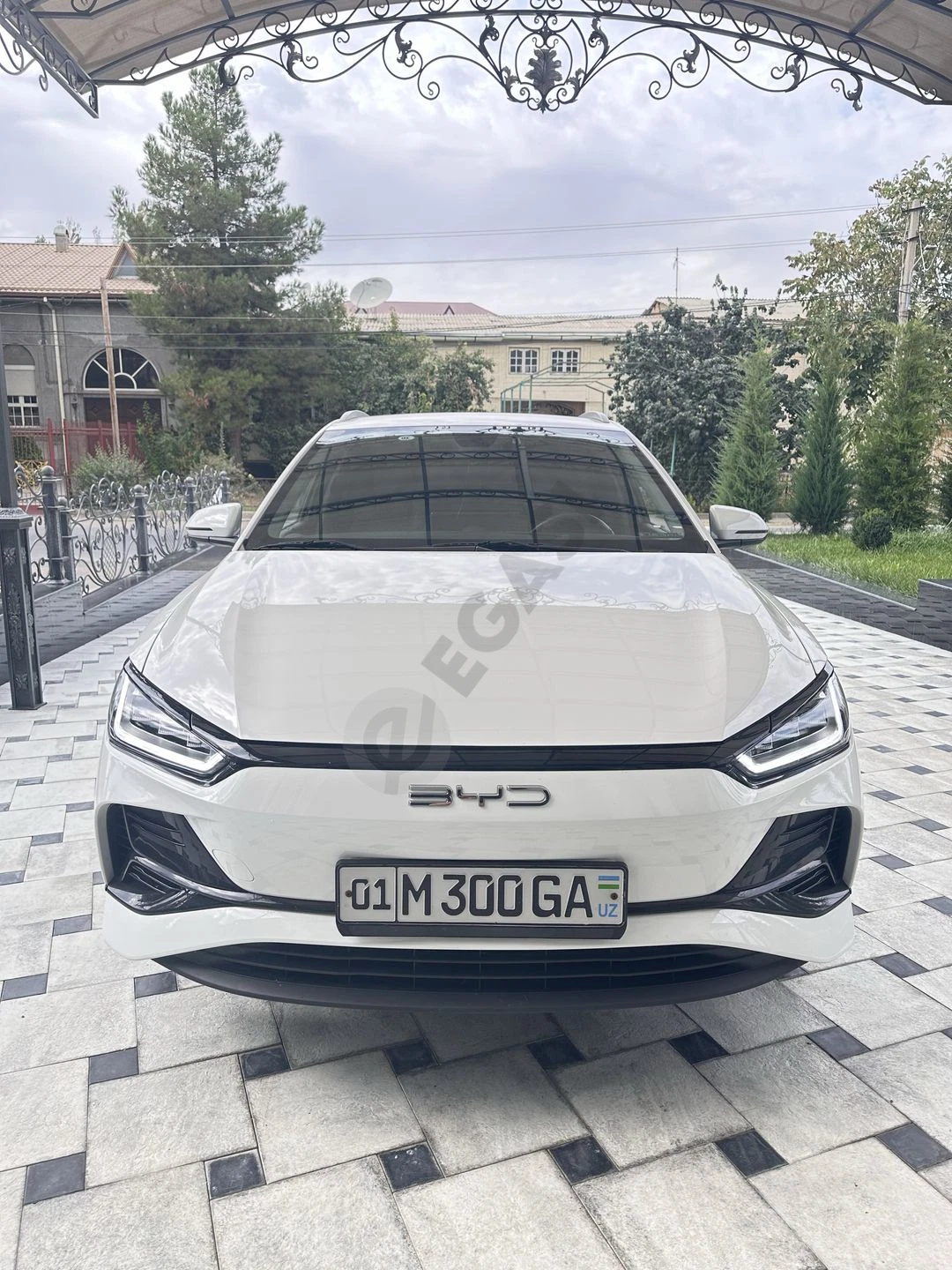 BYD E2 avtomobili sotiladi - Cover Photo
