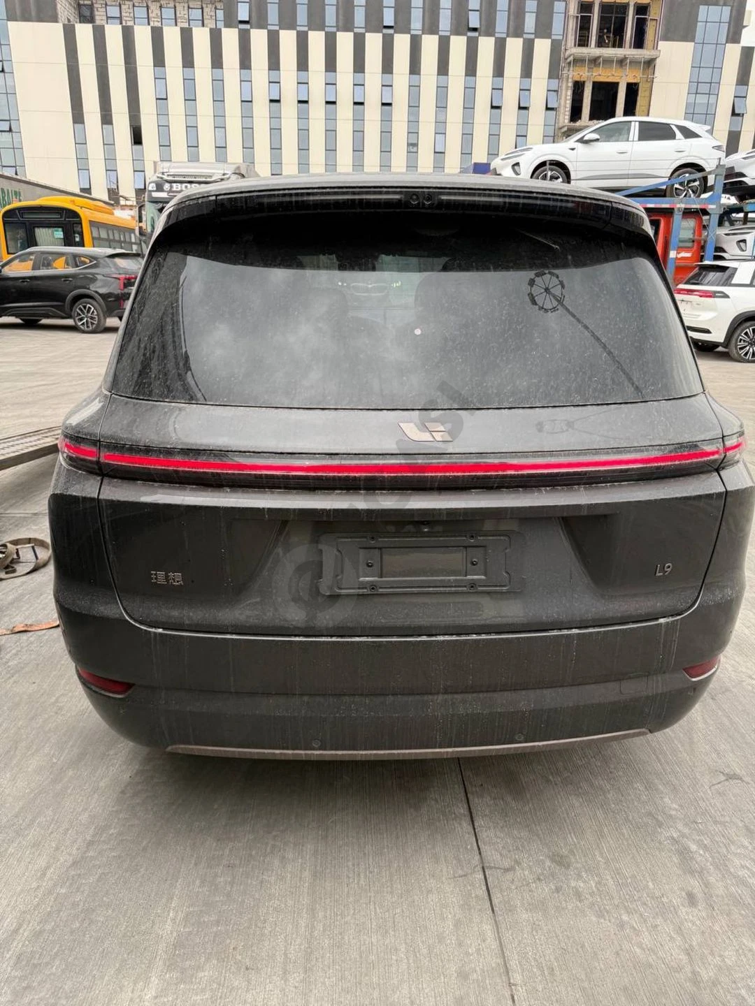 Lixiang L9 Ultra новая без пробега. Мокрый асфальт салон капучино - Cover Photo
