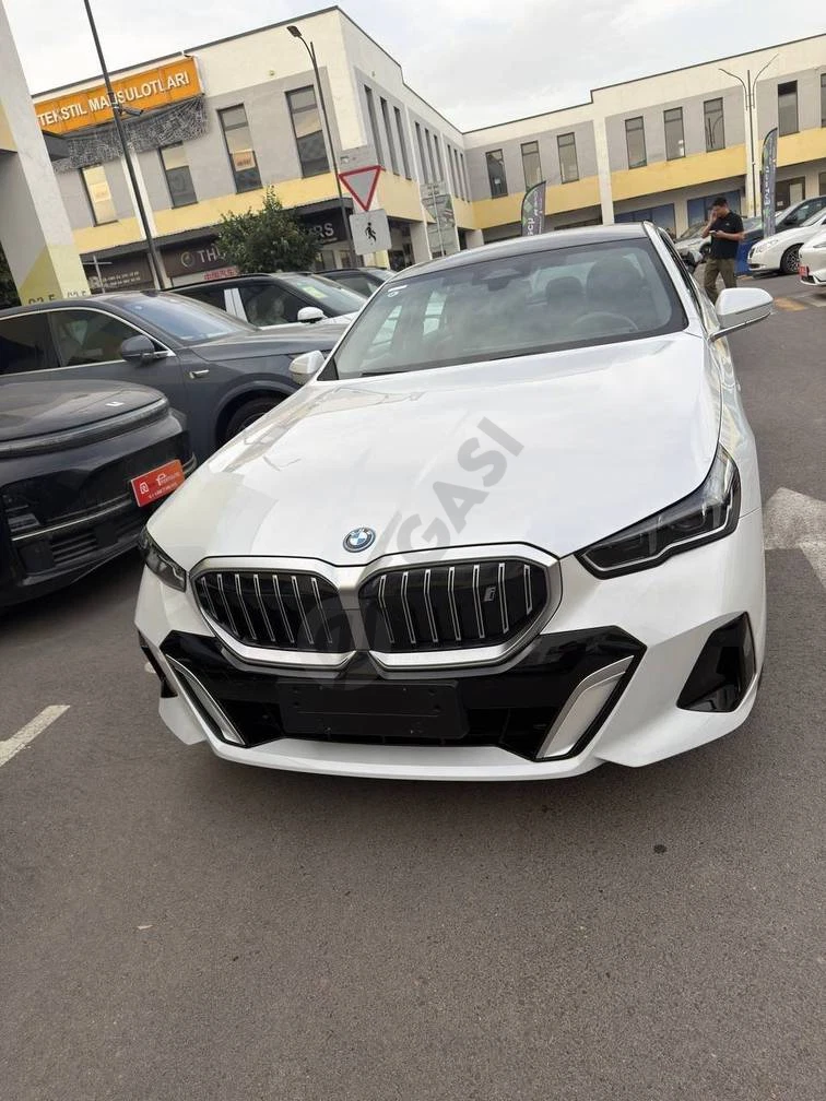 BMW i5, 2025 - Cover Photo