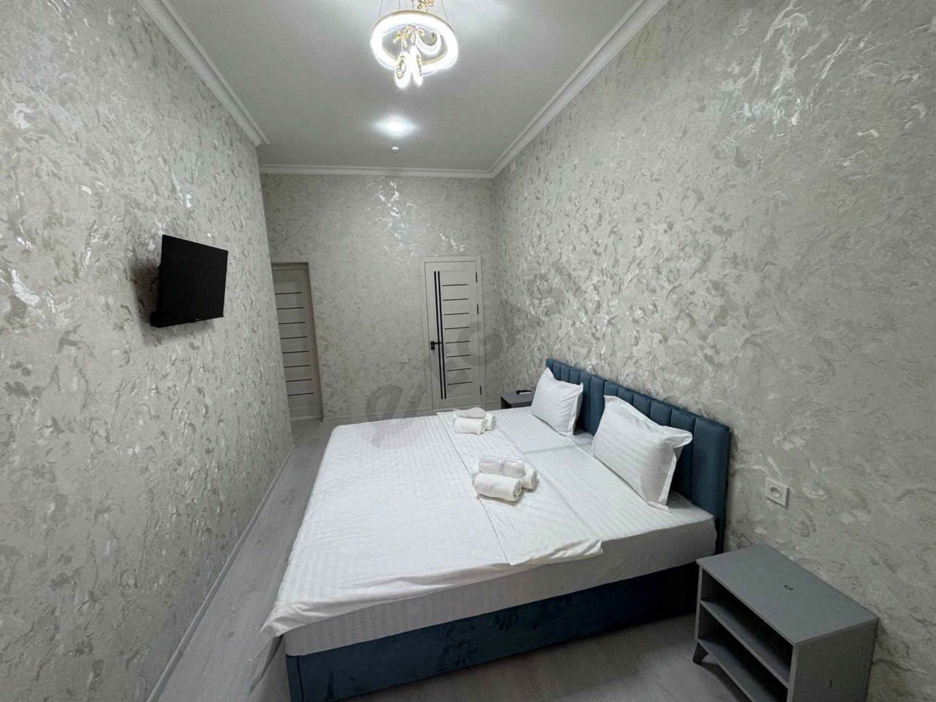Hotel / Mehmonhona / Bez zaks - Cover Photo