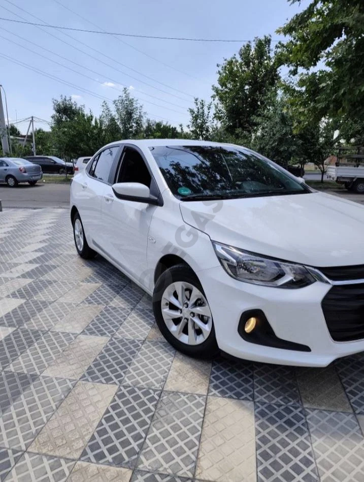 Chevrolet Onix, 2023 - Cover Photo