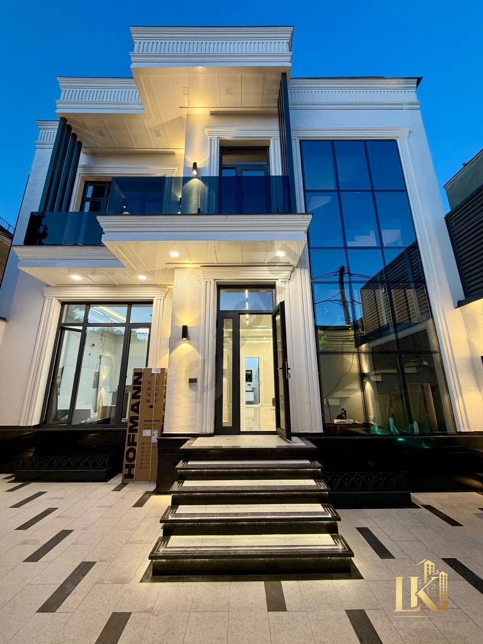 Luxury brick house with pool and sauna, 5 rooms, 300m2 - Cover Photo