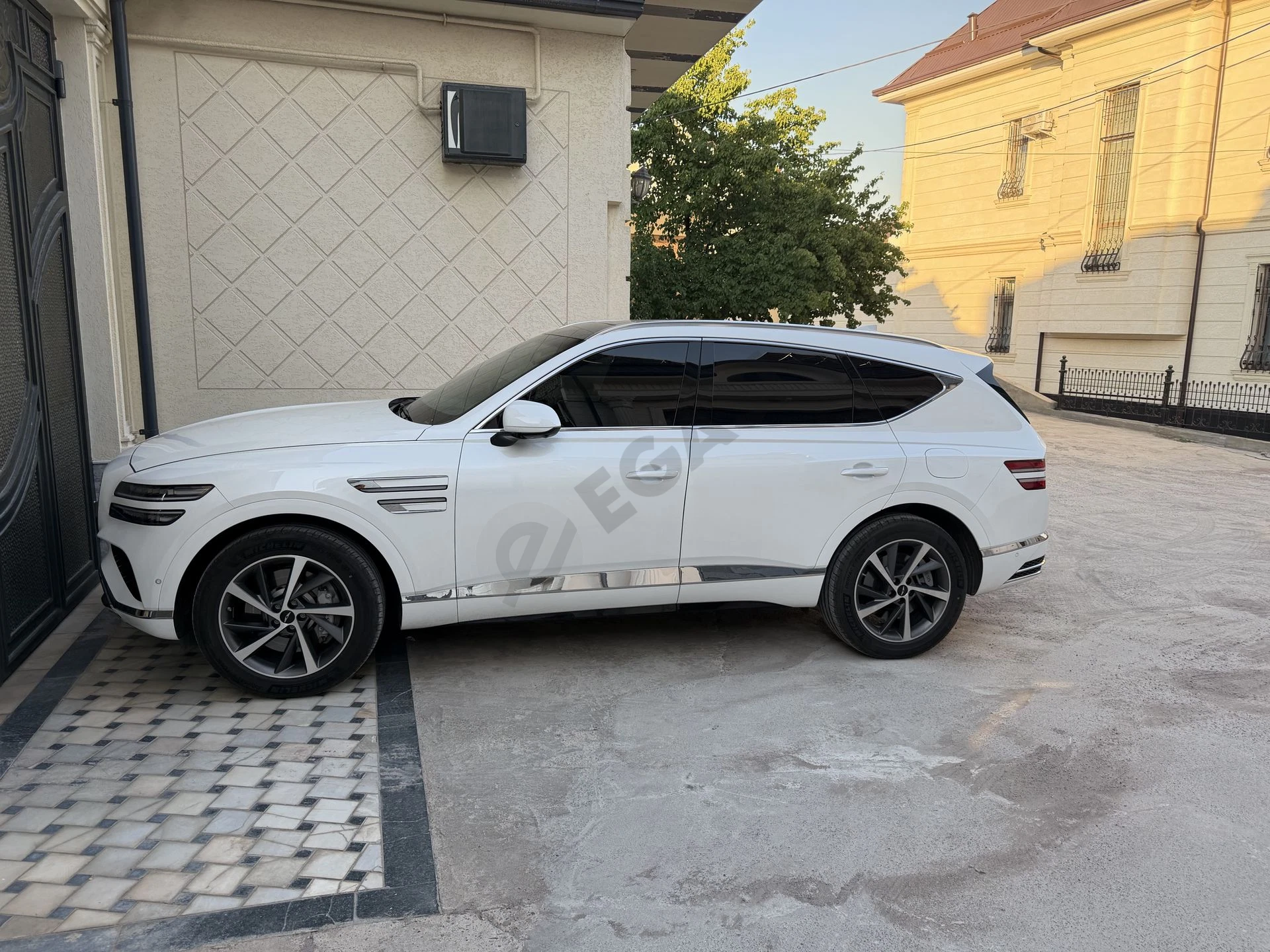 Genesis GV80 2024 model - Cover Photo