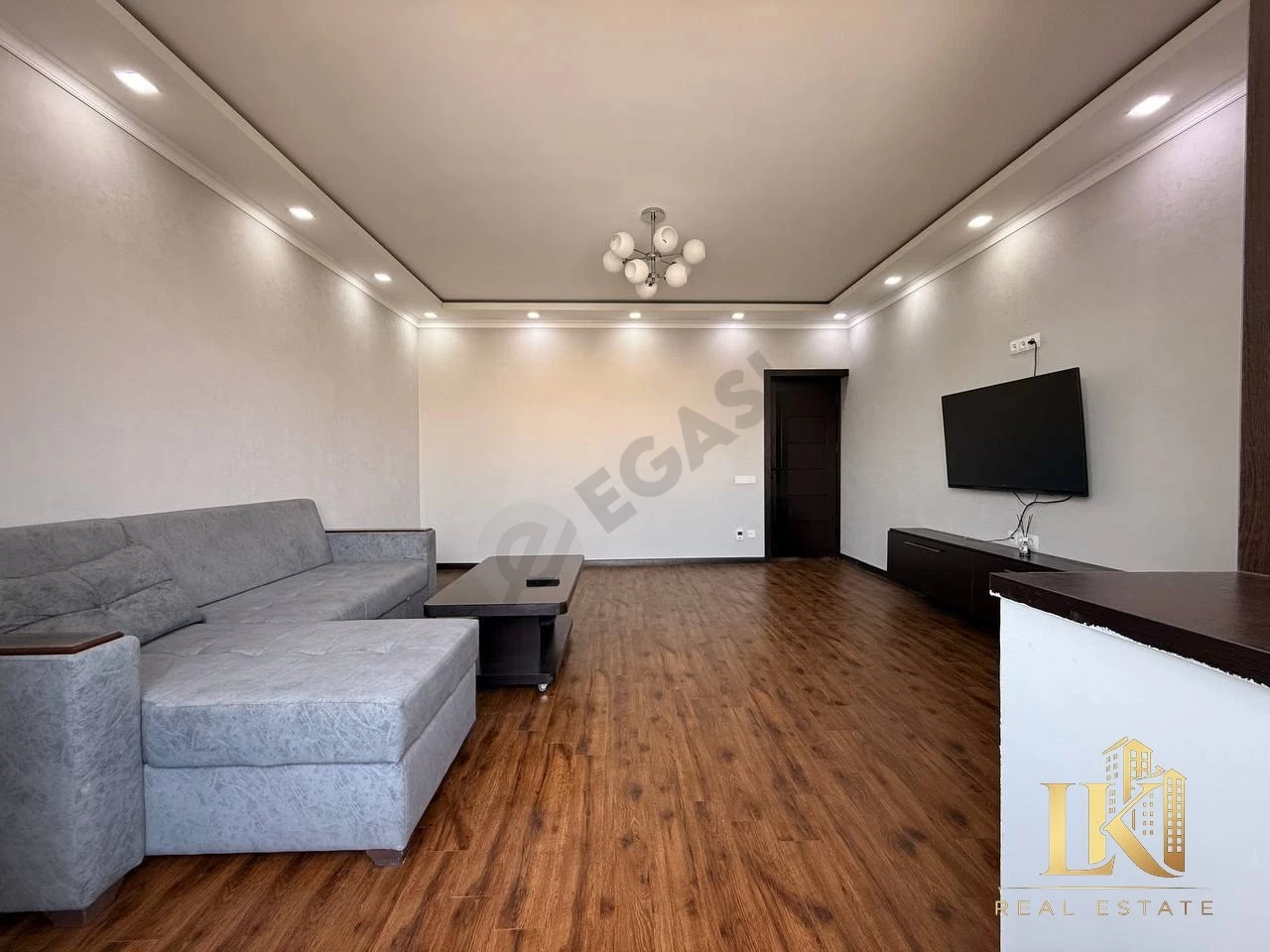 2-комнатная квартира с евроремонтом, мебелью и техникой, 65 м² - Cover Photo