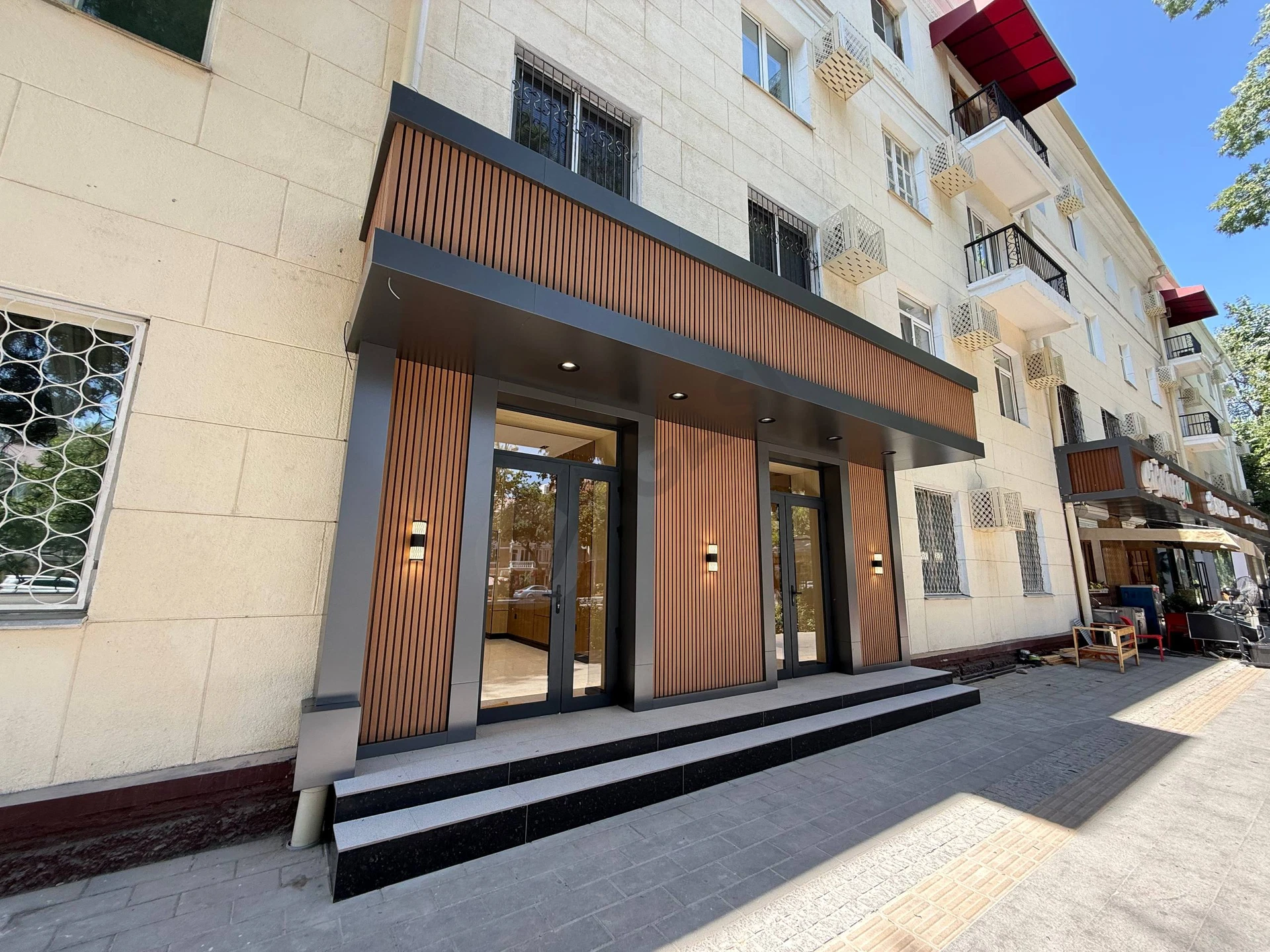Commercial property along the road, Yakkasaray district - Cover Photo