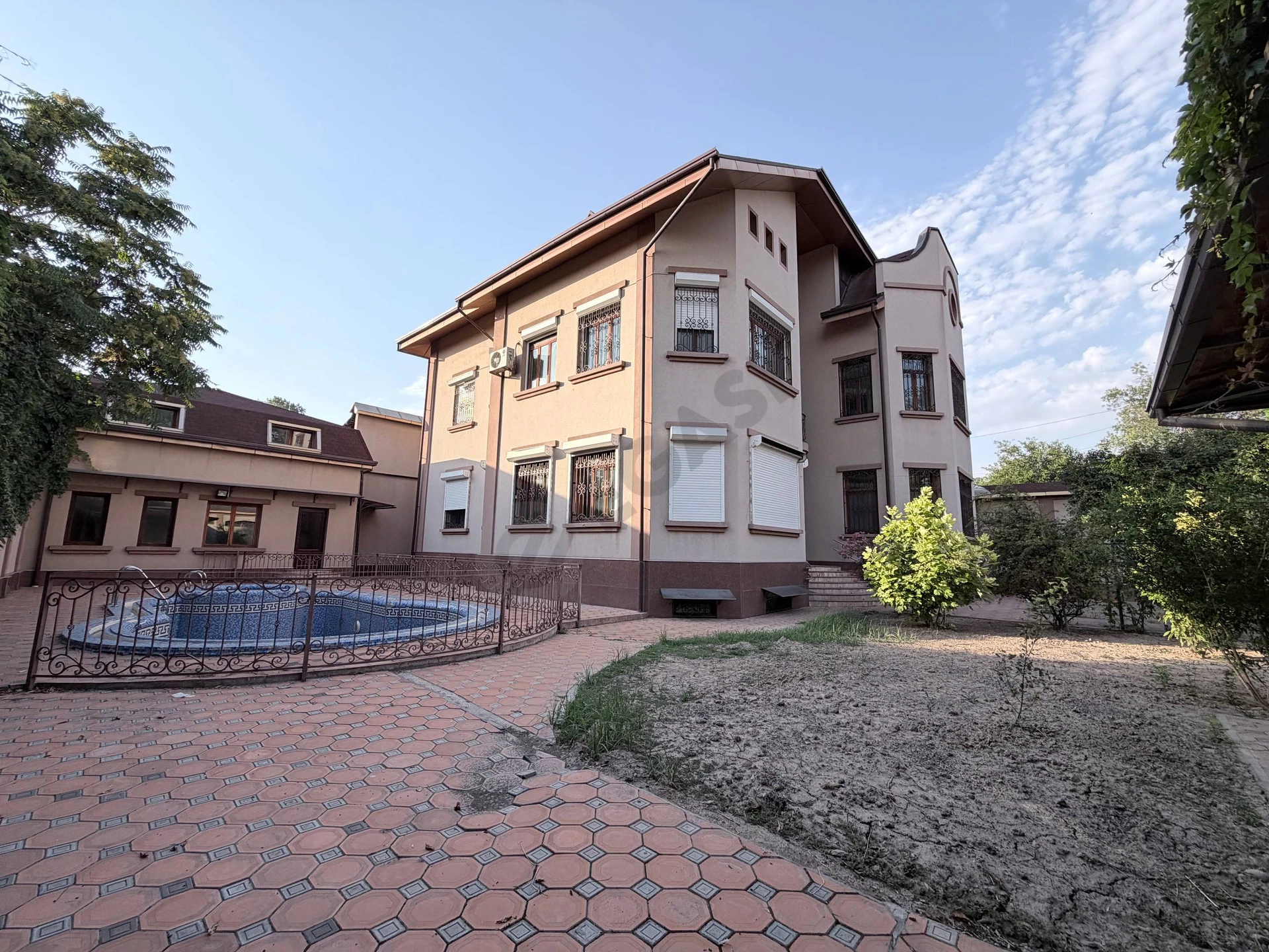 Участок в Якасарое, 8.67 соток, 4-этажный дом - Cover Photo