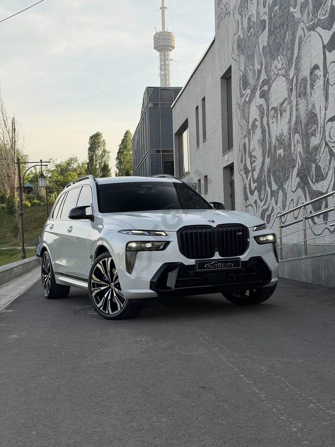 BMW X7 M60i xDrive - Cover Photo
