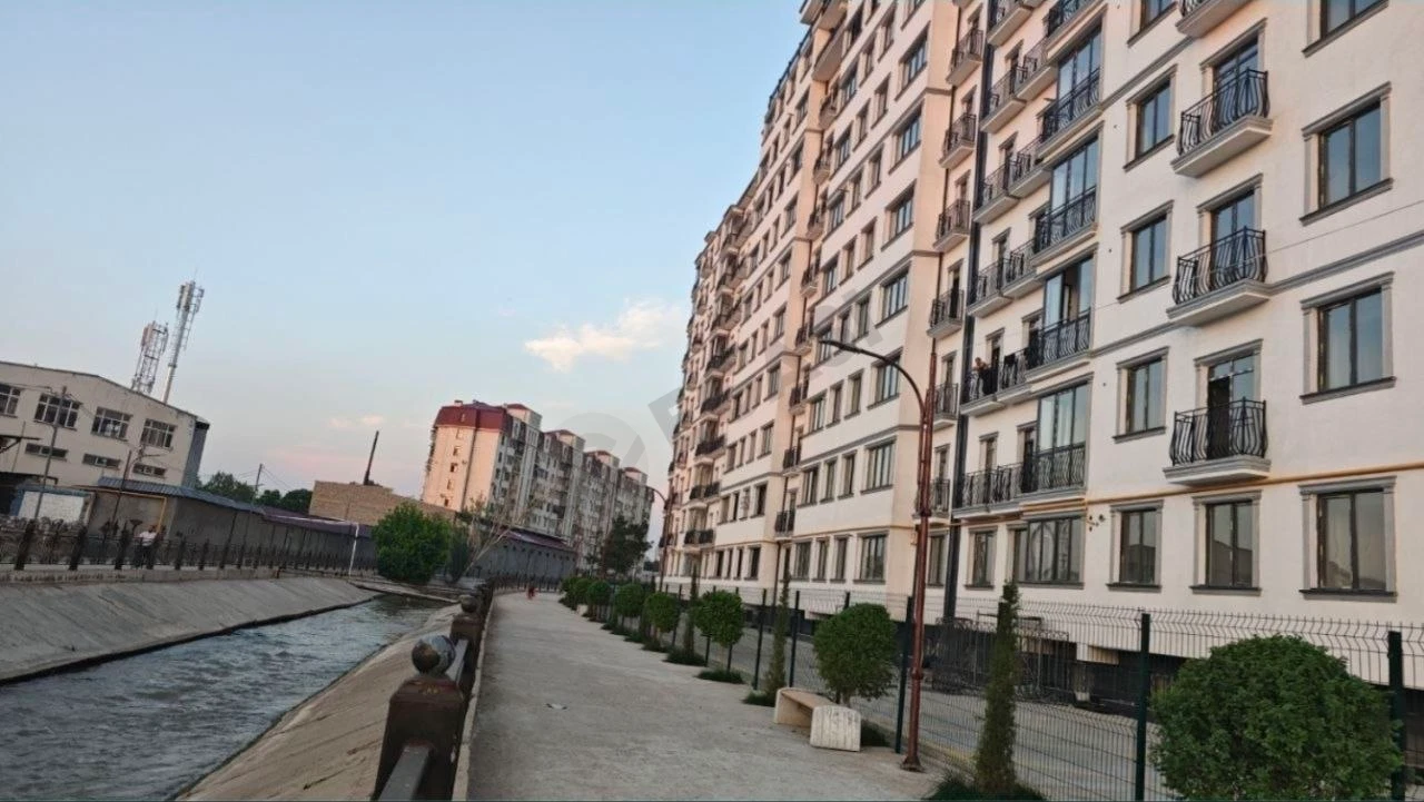 Просторная квартира в новостройке у воды, Қорақамиш - Cover Photo