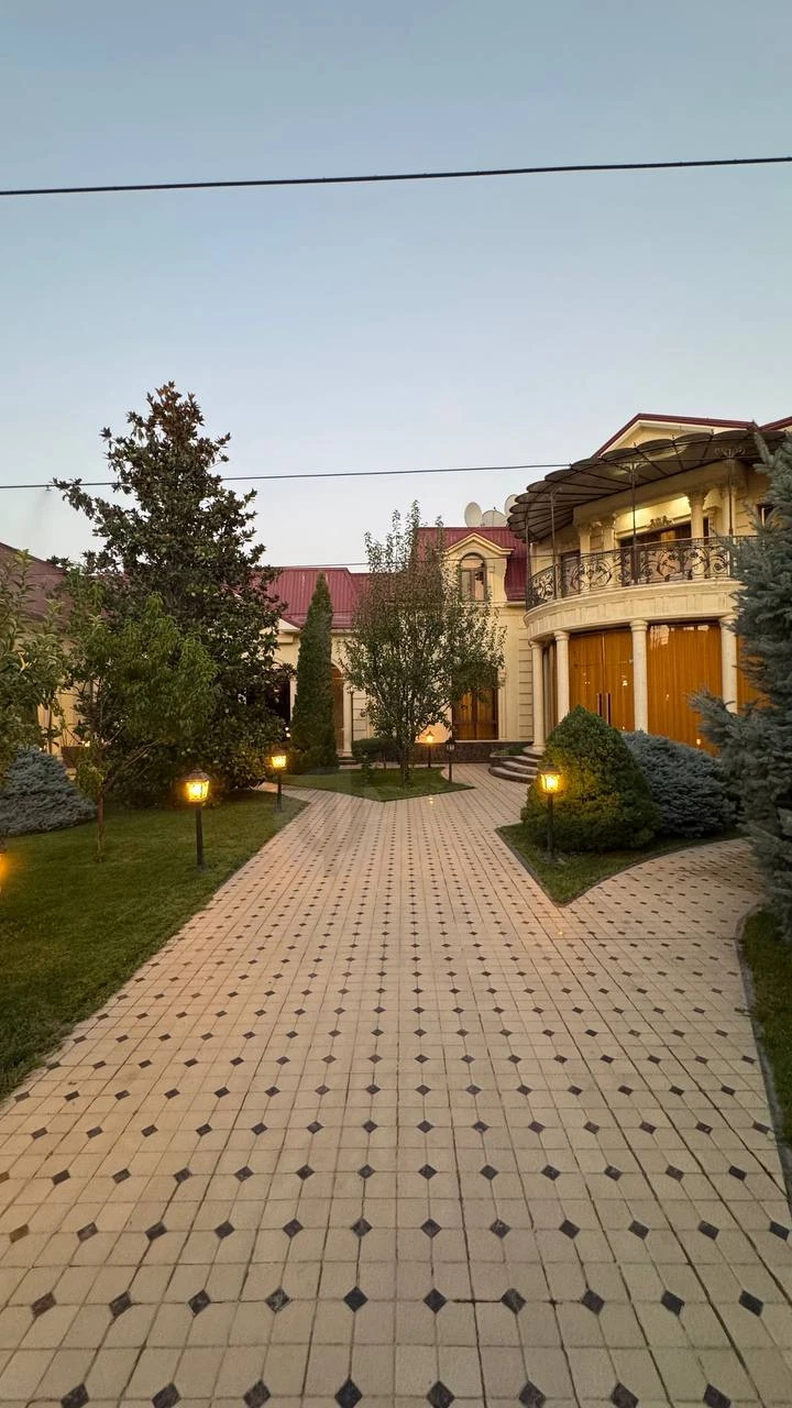 Шикарный дом в Юнусабадском районе, 465 м2, 10+ комнат - Cover Photo