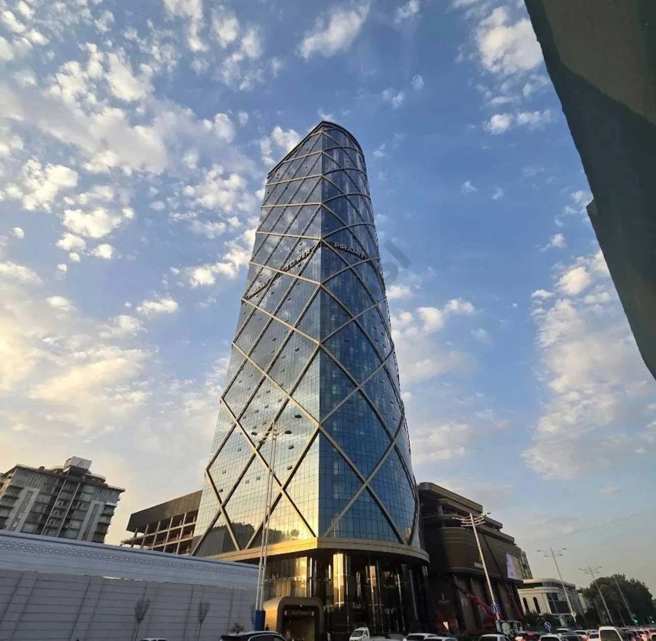 Neziloe PIRAMIT TOWER Ofis Yakassaray - Cover Photo