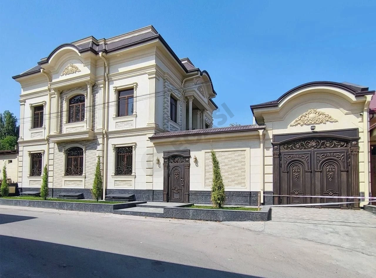 Exclusive Villa on Lunacharskogo, 500 sq.m, 7 rooms - Cover Photo