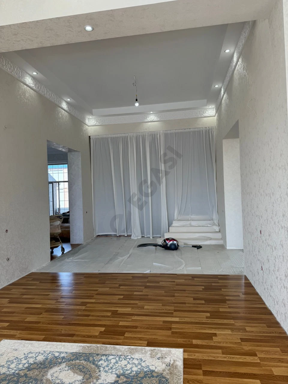12-комн. дом, 6.5 соток - 1000м², 3 этаж - Cover Photo