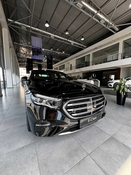 Mercedes Benz E200 Exclusive Line - Cover Photo