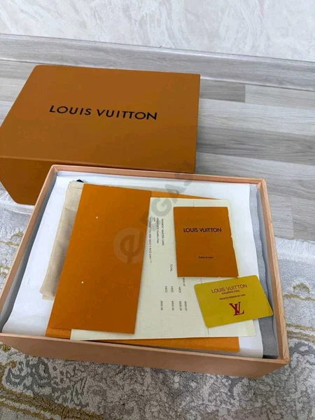 LOUIS VUITTON - Cover Photo