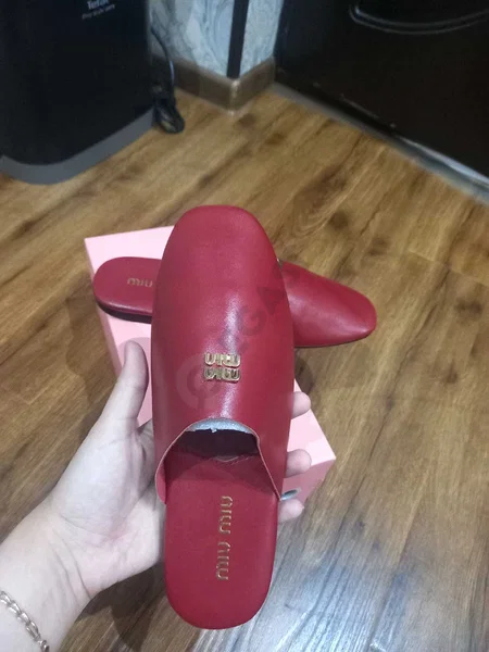 красный тапочки от miu miu - Cover Photo